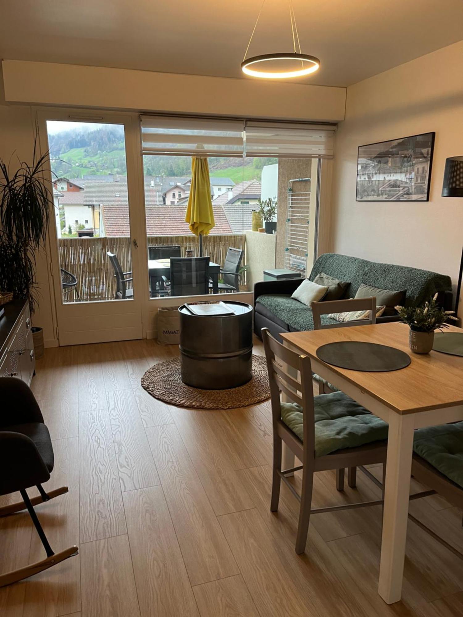 Agreable 2 Pieces Au Coeur De Thones Apartment Bagian luar foto